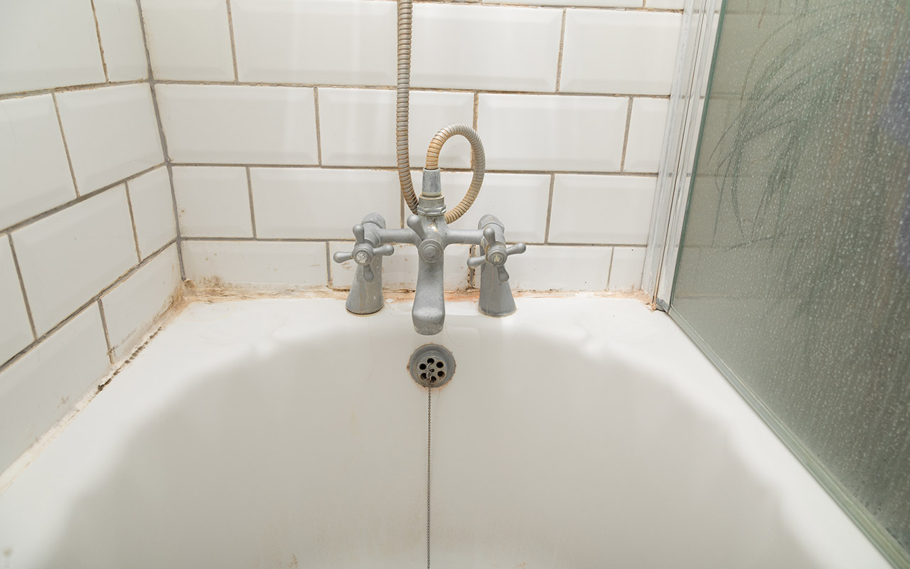 how to clean stained bathtub