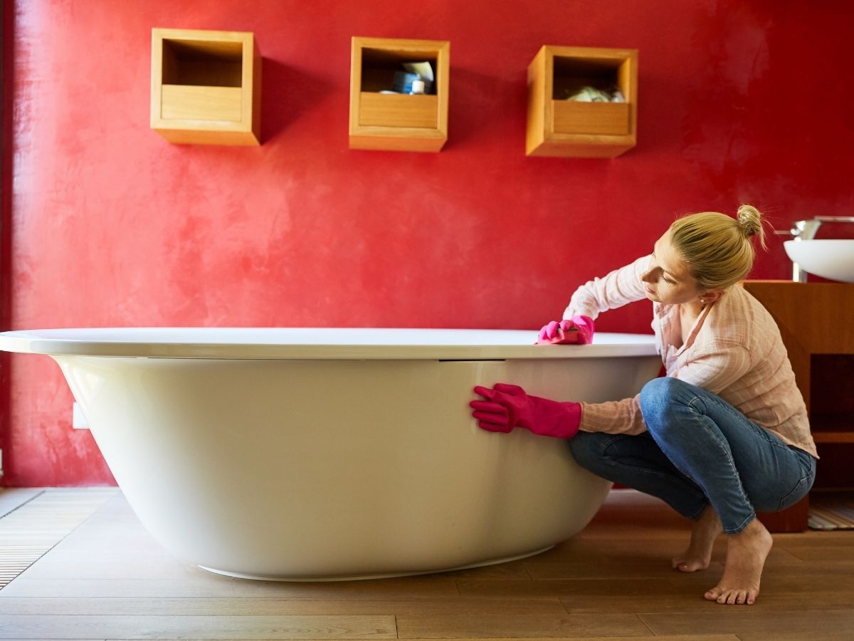 how to clean stained bathtub