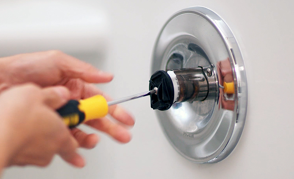 how to remove bathtub spout