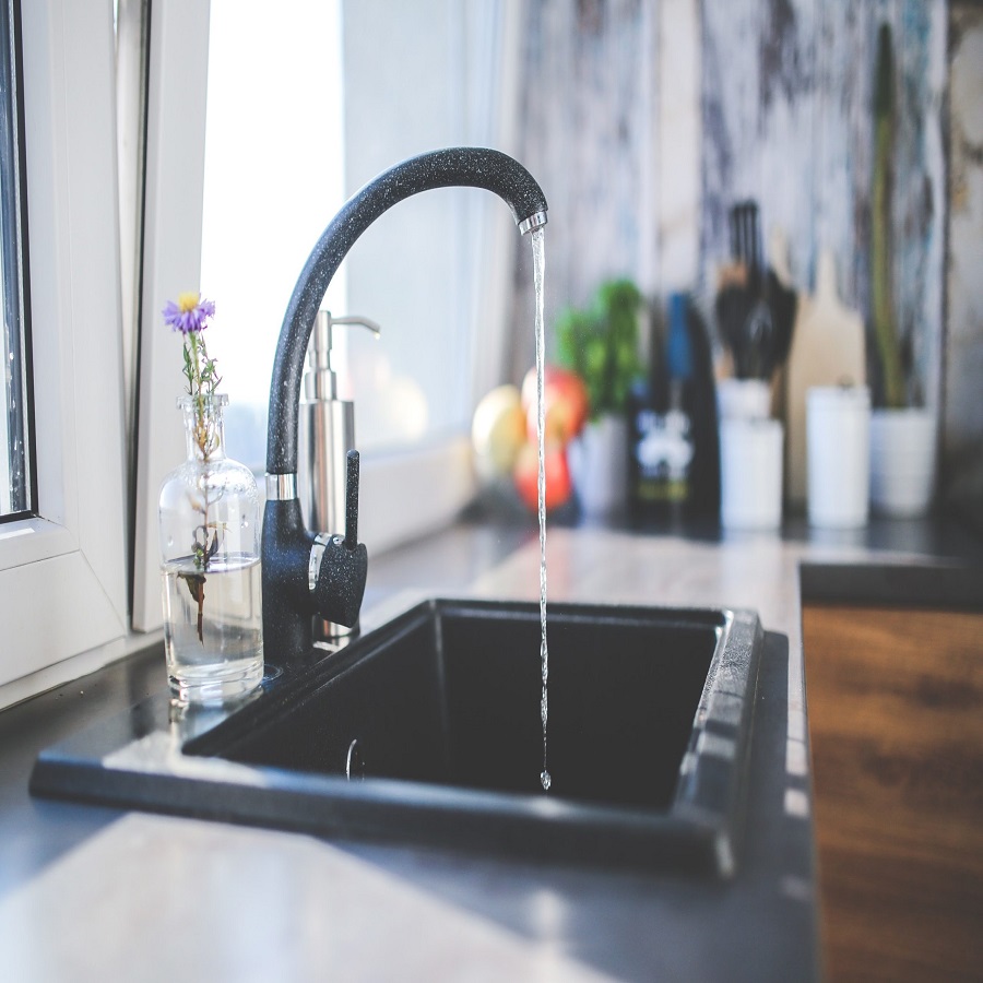 who installs kitchen sinks