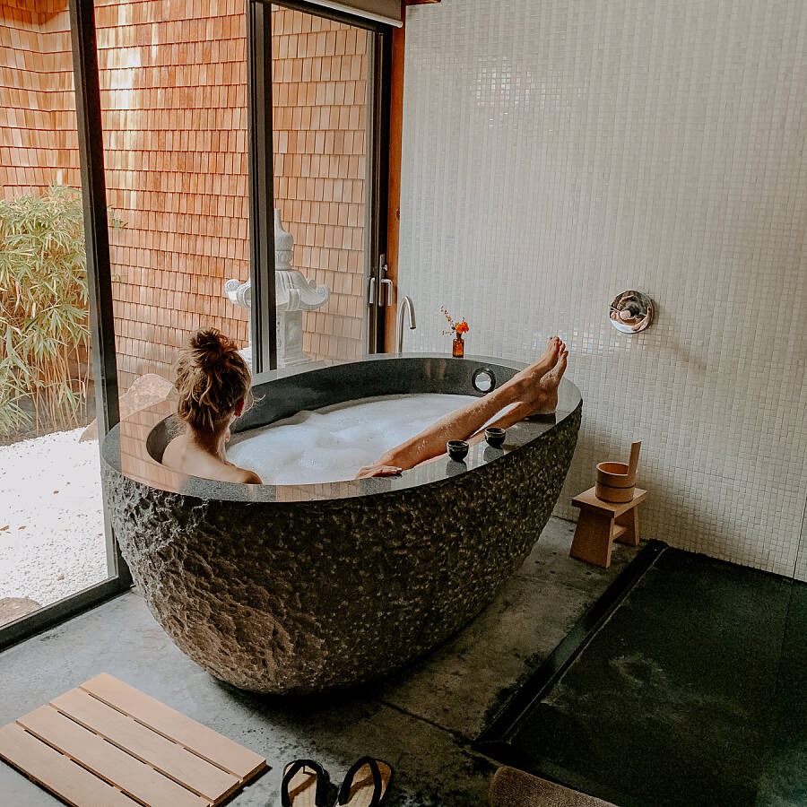 hotels with big bathtubs
