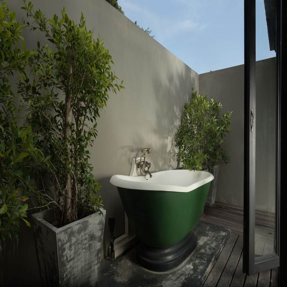 outdoor bathtubs
